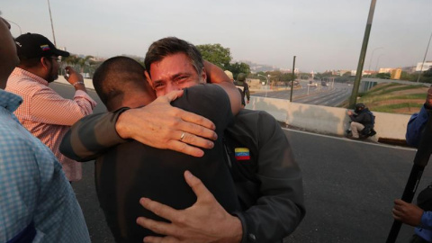 Leopoldo López tras ser liberado este martes en Caracas, donde cumplía una pena de casi 14 años de prisión en régimen de arresto domiciliario, como consecuencia de un "movimiento militar y civil". EFE/Reiner