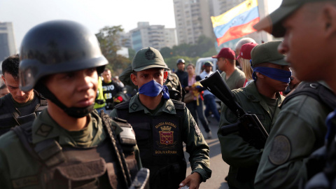 Miembros militares se paran cerca de la base aérea del Generalísimo Francisco de Miranda en Caracas. REUTERS/Carlos Garcia Rawlins