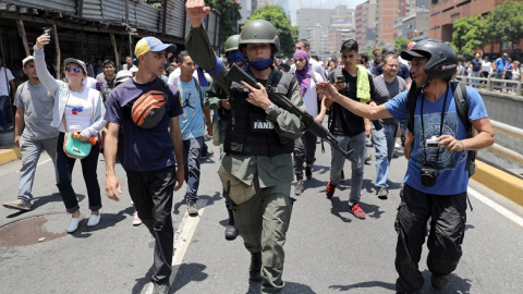 30/04/2019 - Un miembro de la Guardia Nacional de Venezuela tras de unirse a manifestantes antigubernamentales en una marcha, mostrando su apoyo al líder de la oposición Juan Guaidó en Caracas, Venezuela. / REUTERS - Manaure Quintero 30/04/2019 - Un miembro de la Guardia Nacional de Venezuela tras de unirse a manifestantes antigubernamentales en una marcha, mostrando su apoyo al líder de la oposición Juan Guaidó en Caracas, Venezuela. / REUTERS - Manaure Quintero