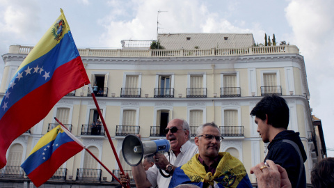 30/04/2019.- Luis Eduardo Manresa (i), secretario del Partido Acción Democrática en España, durante una concentración de venezolanos esta tarde en la Puerta del Sol en Madrid. / EFE - EDUARDO OYANA 30/04/2019.- Luis Eduardo Manresa (i), secretario del Partido Acción Democrática en España, durante una concentración de venezolanos esta tarde en la Puerta del Sol en Madrid. / EFE - EDUARDO OYANA