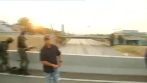 Efectivos de la Guardia Nacional del bando de Guaidó despliegan ametralladoras en los alrededores de la base de La Carlota Efectivos de la Guardia Nacional del bando de Guaidó despliegan ametralladoras en los alrededores de la base de La Carlota