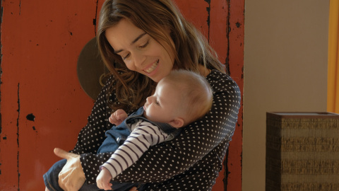 Elodie Bouchez es una madre sola que adopta a un bebé en esta película. Elodie Bouchez es una madre sola que adopta a un bebé en esta película.