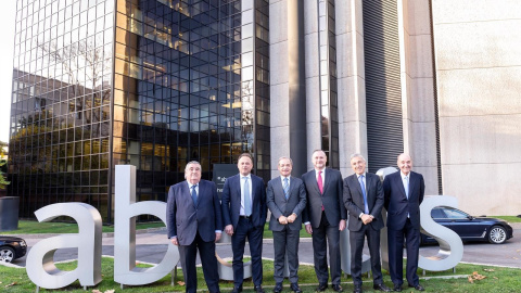 Los miembros del consejo de administración de Abertis posan junto al logo de la concesionaria en su sede en Madrid, en su primera reunión tras tomar su control ACS y Atlantia. E.P. Los miembros del consejo de administración de Abertis posan junto al logo de la concesionaria en su sede en Madrid, en su primera reunión tras tomar su control ACS y Atlantia. E.P.