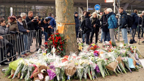 Flores depositadas en memoria de las víctimas del tiroteo en Utrecht. / EFE Flores depositadas en memoria de las víctimas del tiroteo en Utrecht. / EFE