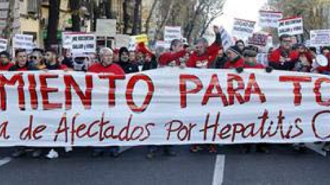 Varios centenares de personas han iniciado este sábado una marcha desde el Hospital Doce de Octubre hasta el Palacio de la Moncloa para acompañar a la Plataforma de Afectados por la Hepatitis C en su exigencia al Gobierno de presupuesto para ofrecer tra