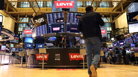 El logo de la marcha de ropa vaquera Levi Strauss en el patio de negociación de la Bolsa de Nueva York (NYSE según sus siglas en inglés), en Wall Street, en el primer día de su vuelta al mercado bursátil. REUTERS/Brendan McDermid
