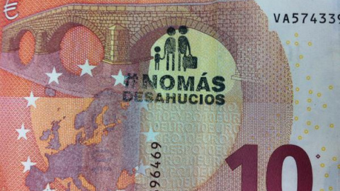 El sello #NoMásDesahucios plasmado en un billete de 20 euros. /TWITTER El sello #NoMásDesahucios plasmado en un billete de 20 euros. /TWITTER