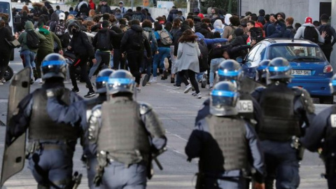 Estudiantes franceses huyen de los antidisturbios durante la protesta de este jueves contra los planes de reforma educativa del Gobierno de Emmanuel Macron, en Montpellier | EFE Estudiantes franceses huyen de los antidisturbios durante la protesta de este jueves contra los planes de reforma educativa del Gobierno de Emmanuel Macron, en Montpellier | EFE