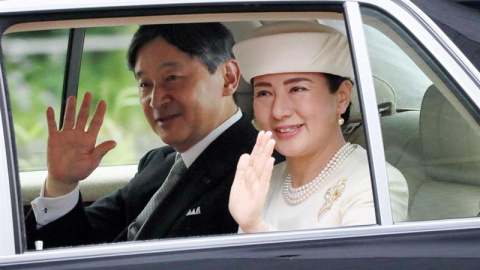 El nuevo emperador de Japón, Naruhito, y su esposa la emperatriz Masako (d) saludan a su llegada al Palacio Imperial, este miércoles, en Tokio (Japón). /EFE El nuevo emperador de Japón, Naruhito, y su esposa la emperatriz Masako (d) saludan a su llegada al Palacio Imperial, este miércoles, en Tokio (Japón). /EFE