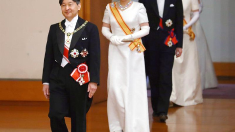 El nuevo emperador japonés Naruhito (i) y la emperatriz Masako (2i) asisten a la 'Sokui-go-Choken-no-gi', o Primera audiencia después de la Adhesión al trono. /EFE El nuevo emperador japonés Naruhito (i) y la emperatriz Masako (2i) asisten a la 'Sokui-go-Choken-no-gi', o Primera audiencia después de la Adhesión al trono. /EFE