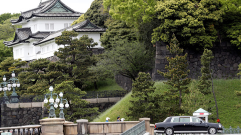 El coche oficial del emperador Naruhito abandona el Palacio Imperial de Tokio. /REUTERS El coche oficial del emperador Naruhito abandona el Palacio Imperial de Tokio. /REUTERS