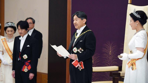 El nuevo emperador Naruhito, junto a la emperatriz Masako en la ceremonia de toma de posesión en el Palacio Imperial de Tokio. /REUTERS El nuevo emperador Naruhito, junto a la emperatriz Masako en la ceremonia de toma de posesión en el Palacio Imperial de Tokio. /REUTERS