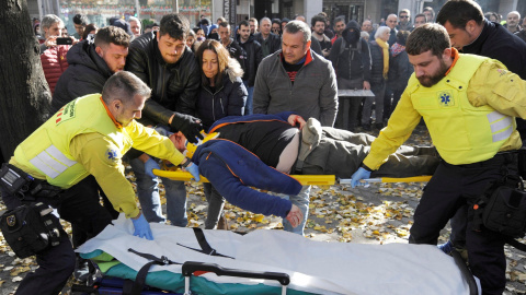 Un joven ha sido detenido y seis mossos d'esquadra y varios manifestantes han resultado heridos - EFE/Robin Townsend. Un joven ha sido detenido y seis mossos d'esquadra y varios manifestantes han resultado heridos - EFE/Robin Townsend.