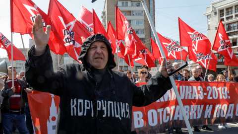 Manifestantes comunistas en el Primero de Mayo en Moscú (Rusia). / TATYANA MAKEYEVA (REUTERS)