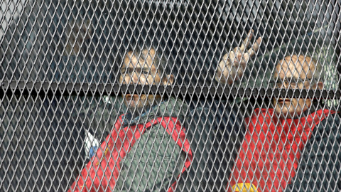 Detenidos en la manifestación del Primero de Mayo en Estambul (Turquía). / MURAD SEZER (REUTERS)