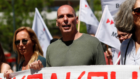 El exministro de Finanzas griego Yanis Varoufakis, en la manifestación del Día del Trabajo en Atenas. / ALKIS KONSTANTINIDIS (REUTERS)