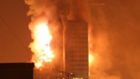 Imágenes del incendio mientras devoraba el edificio Windsor.