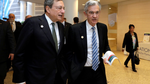 Mario Draghi, presidente del BCE, y el presidente de la Reserva Federal, Jerome Powell, en una imagen de archivo. / REUTERS Mario Draghi, presidente del BCE, y el presidente de la Reserva Federal, Jerome Powell, en una imagen de archivo. / REUTERS