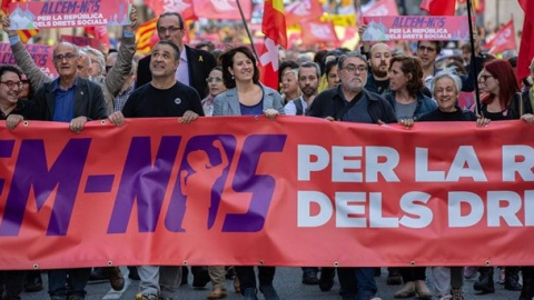 Manifestació de la plataforma Alcem-nos amb la presidenta de l'ANC, Elisenda Paluzié, i el secretari general de la Intersindical-CSC, Carles Sastre, a la capçalera. Europa Press Manifestació de la plataforma Alcem-nos amb la presidenta de l'ANC, Elisenda Paluzié, i el secretari general de la Intersindical-CSC, Carles Sastre, a la capçalera. Europa Press