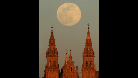 La luna llena sale sobre la catedral, la pasada noche en Santiago de Compostela. - EFE/ Lavandeira jr