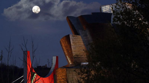 La luna ilumina el Museo Guggenheim de Bilbao. - EFE/Luis Tejido.