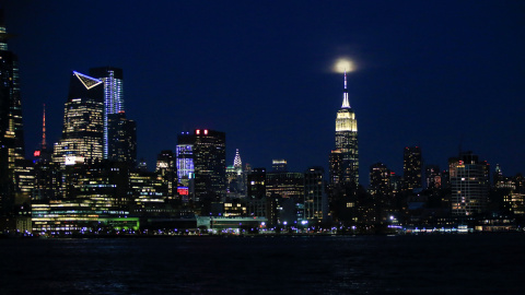 Skyline de Nueva York con la superluna brillando en lo alto del Empire State. - REUTERS/Eduardo Munoz