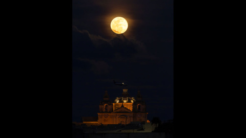La superluna brilla sobre la catedral de St Paul en Mdina, Malta. - REUTERS/Darrin Zammit Lupi