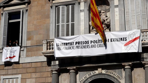 Los dos carteles que cuelgan de la fachada del Palau de la Generalitat en Barcelona. - EFE Los dos carteles que cuelgan de la fachada del Palau de la Generalitat en Barcelona. - EFE