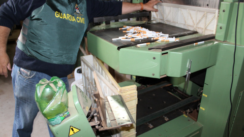 La Guardia Civil durante una redada contra el contrabando de tabaco.