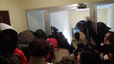 La Policía revienta una puerta de cristal para abrirse paso hasta la vivienda. TWITTER @osec La Policía revienta una puerta de cristal para abrirse paso hasta la vivienda. TWITTER @osec