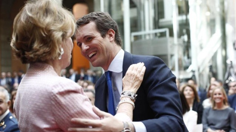 Pablo Casado saluda a Esperanza Aguirre durante el acto del 2 de mayo en Madrid.- EP Pablo Casado saluda a Esperanza Aguirre durante el acto del 2 de mayo en Madrid.- EP