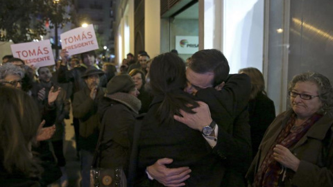 El exsecretario general del PSM, Tomás Gómez, abraza a una simpatizante anoche, tras ser destituido hoy por el líder del PSOE, Pedro Sánchez. EFE/Alberto Martín El exsecretario general del PSM, Tomás Gómez, abraza a una simpatizante anoche, tras ser destituido hoy por el líder del PSOE, Pedro Sánchez. EFE/Alberto Martín