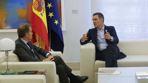 El presidente del Gobierno, Pedro Sánchez (d), se reúne con el líder del PP, Alberto Núñez Feijóo (i), en La Moncloa, este lunes. El presidente del Gobierno, Pedro Sánchez (d), se reúne con el líder del PP, Alberto Núñez Feijóo (i), en La Moncloa, este lunes.