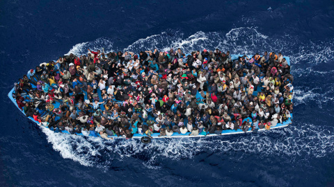 Segundo premio en la categoría de noticias generales, para el fotógrafo italiano Massimo Sestini, en esta imagen que muestra el rescate de inmigrantes por una fragata italiana el 7 de junio de 2014.