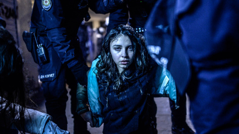 El turco Bulent Kilic ha ganado en la categoría de actualidad. La fotografía muestra a una joven durante los disturbios entre manifestantes y policía ocurridos en una protesta tras el funeral del adolescente Berkin Elvan el 12 de marzo de 2014 en Estam