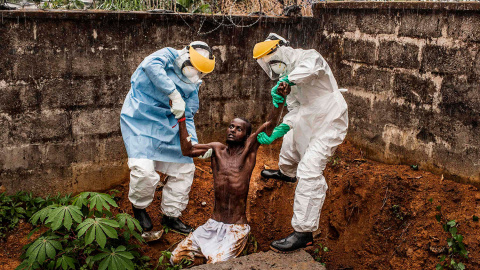El fotógrafo estadounidense Peter Muller ha ganado en la categoría de noticias generales. La imagen muestra a personal sanitario en un centro de atención a enfermos de ébola con un paciente en estado de delirio en Hastings (Sierra Leona), el pasado 23