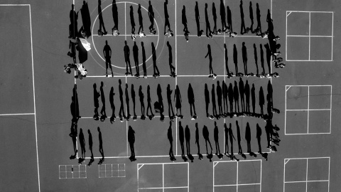 El belga Tomas van Houtryve es el ganador del tercer premio en la categoría de temas contemporáneos. La imagen muestra las sombras proyectadas por estudiantes en el patio de un colegio en El Dorado, California (EE UU).