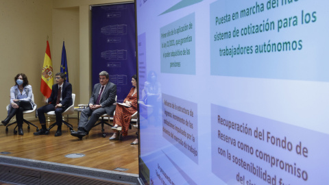 El ministro de Inclusión, Seguridad Social y Migraciones, José Luis Escrivá (2d), presenta los presupuestos de su departamento para 2023, en la sede del Ministerio. EFE/ Juan Carlos Hidalgo El ministro de Inclusión, Seguridad Social y Migraciones, José Luis Escrivá (2d), presenta los presupuestos de su departamento para 2023, en la sede del Ministerio. EFE/ Juan Carlos Hidalgo
