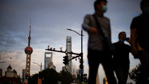 Varias personas caminando por la calle en Shanghái, con la Torre de la Perla Oriental al fondo. REUTERS/Aly Song Varias personas caminando por la calle en Shanghái, con la Torre de la Perla Oriental al fondo. REUTERS/Aly Song