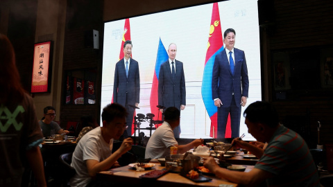 Una pantalla gigante en un restaurante de Pekín transmite imágenes del presidente chino Xi Jinping, con el presidente ruso Vladimir Putin y con el presidente mongol Ukhnaa Khurelsukh, durante la cumbre de la Organización de Cooperación de Shanghai (OC Una pantalla gigante en un restaurante de Pekín transmite imágenes del presidente chino Xi Jinping, con el presidente ruso Vladimir Putin y con el presidente mongol Ukhnaa Khurelsukh, durante la cumbre de la Organización de Cooperación de Shanghai (OC