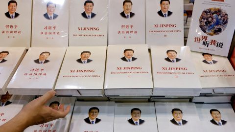 Ejemplares del libro 'Xi Jinping: La Gobernanza de China', en la Feria del Libro de Hong Kong. REUTERS/Tyrone Siu Ejemplares del libro 'Xi Jinping: La Gobernanza de China', en la Feria del Libro de Hong Kong. REUTERS/Tyrone Siu