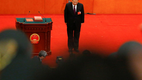 El presidente chino, Xi Jinping, hace una reverencia ante los delegados de la Asamblea Popular Nacional (APN) después de ser confirmado presidente para otro mandato, en el Gran Salón del Pueblo, en Pakín, en marzo de 2018. REUTERS/Thomas Peter El presidente chino, Xi Jinping, hace una reverencia ante los delegados de la Asamblea Popular Nacional (APN) después de ser confirmado presidente para otro mandato, en el Gran Salón del Pueblo, en Pakín, en marzo de 2018. REUTERS/Thomas Peter