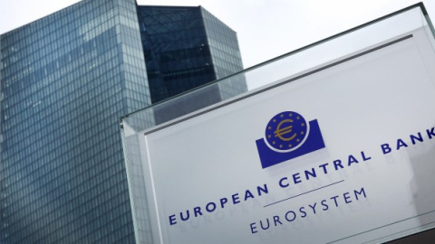 El Banco Central Europeo impulsa una nueva oleada de fusiones bancarias transnacionales en la UE. El Banco Central Europeo impulsa una nueva oleada de fusiones bancarias transnacionales en la UE.