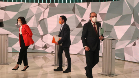La candidata del Partido Popular a la presidencia de la Comunidad de Madrid, Isabel Díaz Ayuso (i), el candidato de Ciudadanos, Edmundo Bal (c), y el candidato socialista, Ángel Gabilondo, tras el debate electoral que los seis líderes de los principal La candidata del Partido Popular a la presidencia de la Comunidad de Madrid, Isabel Díaz Ayuso (i), el candidato de Ciudadanos, Edmundo Bal (c), y el candidato socialista, Ángel Gabilondo, tras el debate electoral que los seis líderes de los principal