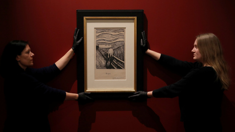 Miembros del personal cuelgan una litografía de ‘The Scream’ de Edvard Munch en el Museo Británico | REUTERS/ Peter Nicholls Miembros del personal cuelgan una litografía de ‘The Scream’ de Edvard Munch en el Museo Británico | REUTERS/ Peter Nicholls