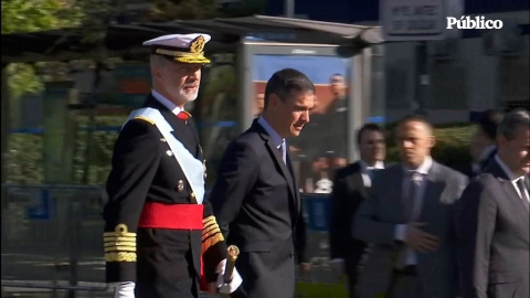 Sánchez recibe insultos y pitos durante el desfile del 12-O Sánchez recibe insultos y pitos durante el desfile del 12-O