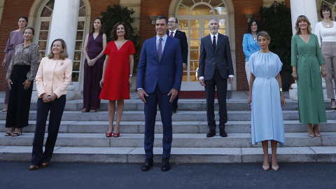 El presidente del Gobierno, Pedro Sanchez (c), preside la tradicional foto de familia de la nueva composición del Ejecutivo en las escalinatas del Palacio de la Moncloa este martes para asistir a la primera reunión del Consejo de Ministros del nuevo ga El presidente del Gobierno, Pedro Sanchez (c), preside la tradicional foto de familia de la nueva composición del Ejecutivo en las escalinatas del Palacio de la Moncloa este martes para asistir a la primera reunión del Consejo de Ministros del nuevo ga