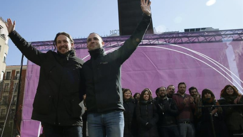 Pablo Iglesias y Luis Alegre, durante el acto de cierre de la campaña de Claro Que Podemos en la Comunidad de Madrid, este domingo. EFE/Juanjo Martín Pablo Iglesias y Luis Alegre, durante el acto de cierre de la campaña de Claro Que Podemos en la Comunidad de Madrid, este domingo. EFE/Juanjo Martín