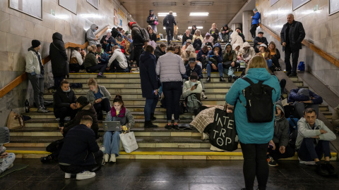 Ciudadanos se refugian en una estación de metro Kiev durante los bombardeos de los últimos días. Ciudadanos se refugian en una estación de metro Kiev durante los bombardeos de los últimos días.