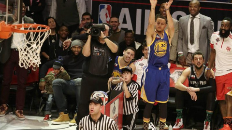 Stephen Curry durante su actuación en el concurso de triples. - EFE Stephen Curry durante su actuación en el concurso de triples. - EFE